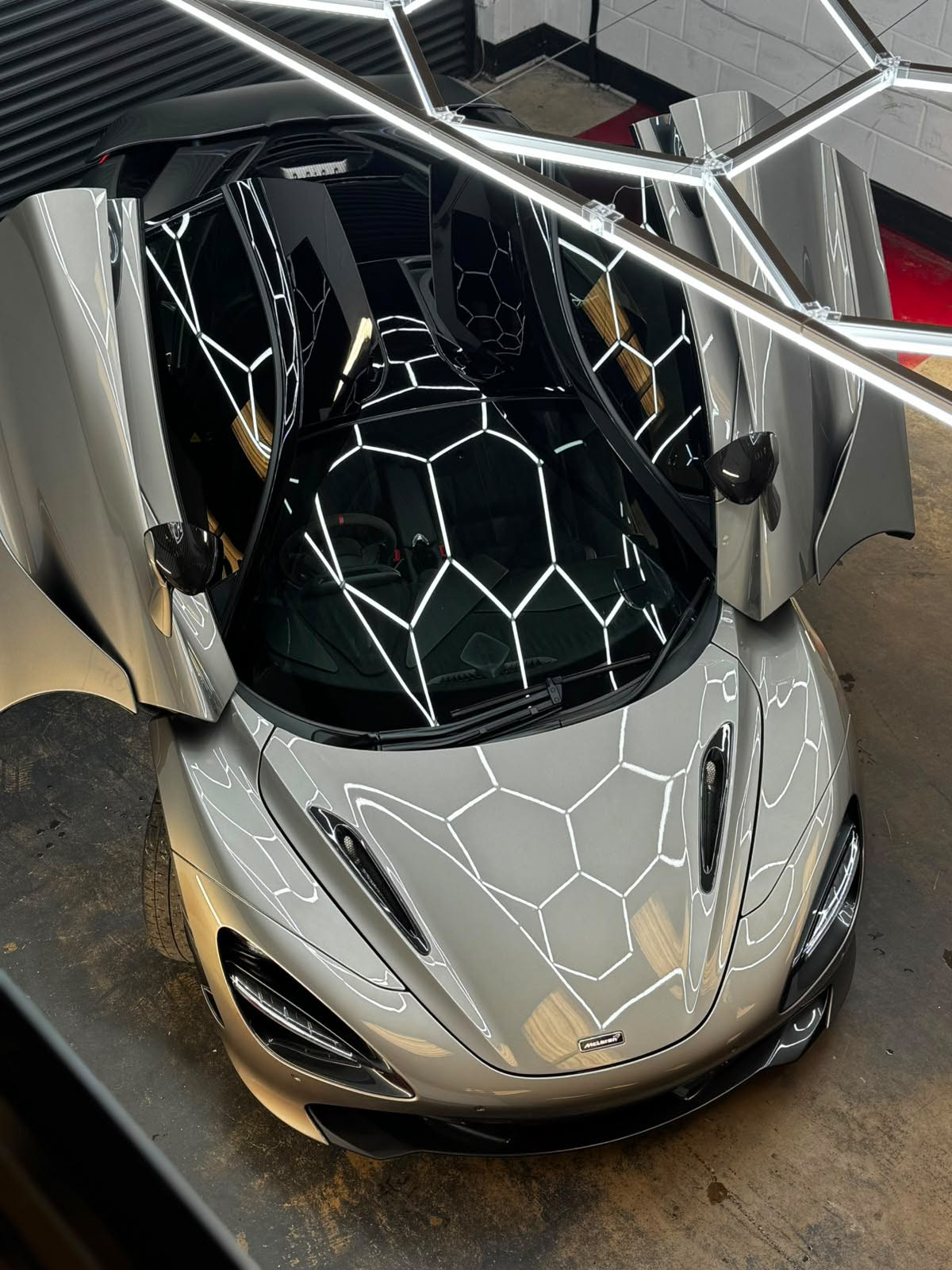 Paint gloss result after professional detailing treatment